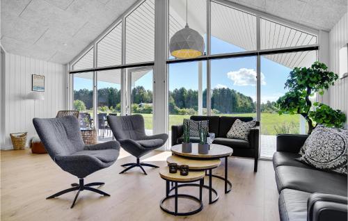 Χώρος καθιστικού στο Stunning Home In Stege With Sauna