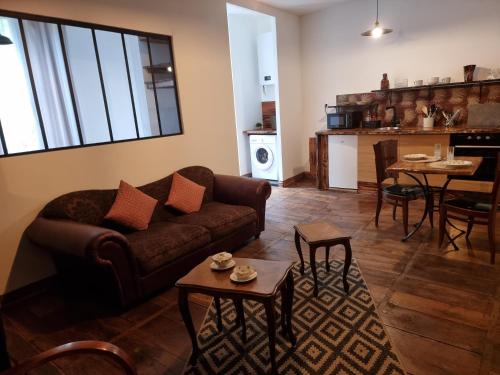 un salon avec un canapé et une table dans l'établissement Prestigieuse Résidence ST MARIE - N 22, à Bellac