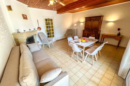 un salon avec un canapé et une table dans l'établissement Free Car Parking - Garden - Close to ramparts, à Avignon