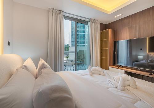 Luxurious Studio with Stunning Burj Khalifa, Pool & Lake Views Steps from Dubai Mall photo 2