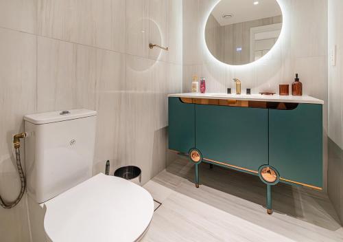 Luxurious Studio with Stunning Burj Khalifa, Pool & Lake Views Steps from Dubai Mall photo 3