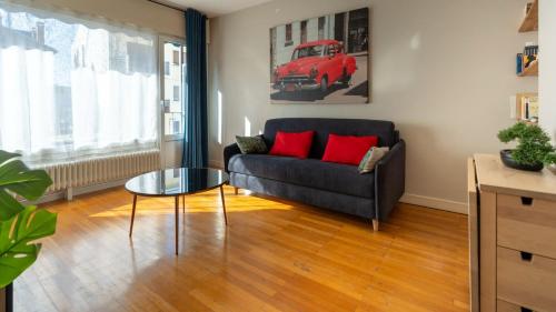 un salon avec un canapé et une table dans l'établissement Annecy cœur de ville - Appartement balcon, à Annecy
