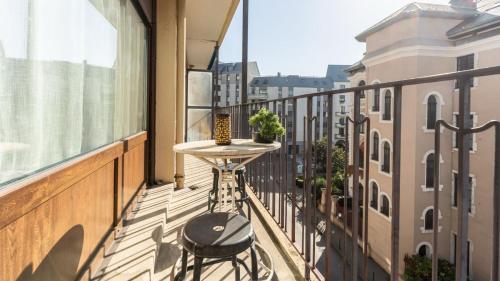 - un balcon avec une table et deux tabourets dans l'établissement Annecy cœur de ville - Appartement balcon, à Annecy