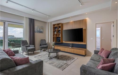 un salon avec un canapé et une télévision à écran plat dans l'établissement Beautiful Home In Vabriga, à Vabriga