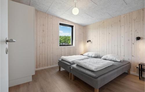 Ein Bett oder Betten in einem Zimmer der Unterkunft Nice Home In Grenaa With Sauna