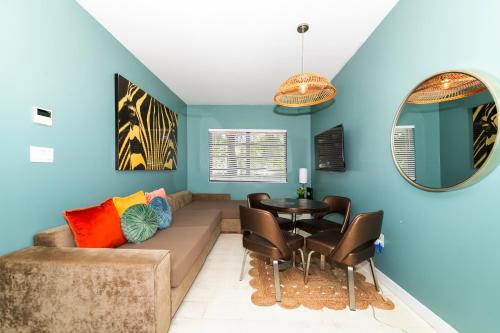 een woonkamer met een bank en een tafel bij Sunny Days Apartments in Miami Beach