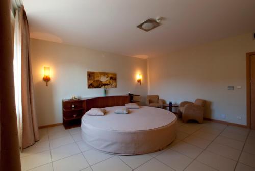Zimmer mit einem Bett mit Tisch und Stühlen in der Unterkunft Hotel Pombeira in Guarda