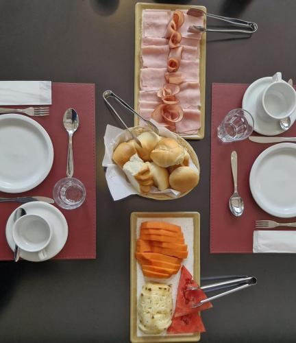 Comida en o cerca de este hotel