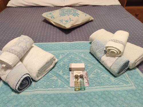 a bed with towels and a sewing machine on it at Da Tziu Efisiu Mare e Relax nel Sinis in Baratili San Pietro