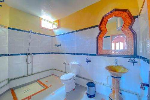 Koupelna v ubytování Riad Restaurant MARZOUK