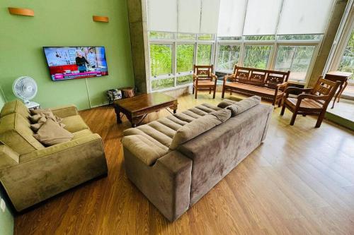 Posezení v ubytování ILHABEACH HOUSE São Sebastião