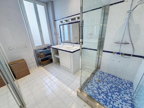 Beautiful 2 bedroom bourgeois style Antibes AC 333