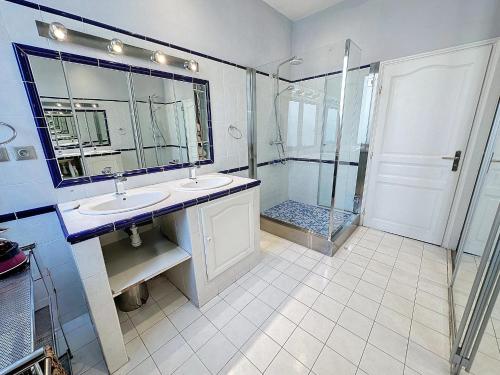 une salle de bain avec deux lavabos et une douche dans l'établissement Beautiful 2 bedroom bourgeois style Antibes 333, à Cannes
