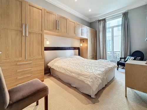 - une chambre avec un lit, une chaise et des armoires dans l'établissement Beautiful 2 bedroom bourgeois style Antibes 333, à Cannes