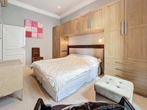 Beautiful 2 bedroom bourgeois style Antibes AC 333