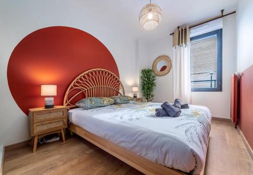 une chambre avec un grand lit avec une grande tête de lit dans l'établissement Le Repaire de Simba - Near DIsneyland Paris, à Montévrain