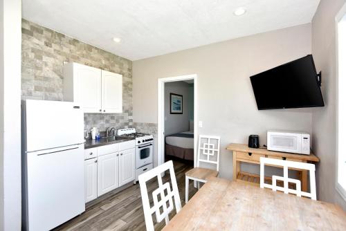 Dapur atau dapur kecil di Shoreline Suites & Cabana Cottages – Beachfront