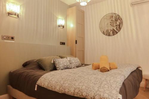 une chambre avec un lit avec deux oreillers dessus dans l'établissement Angleterre 2 - Nice Centre - 2 pièces Terrasse, à Nice