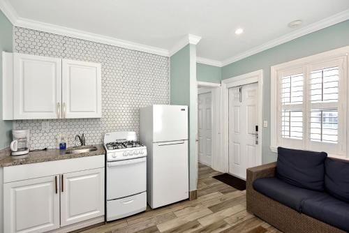 Dapur atau dapur kecil di Shoreline Suites & Cabana Cottages – Beachfront