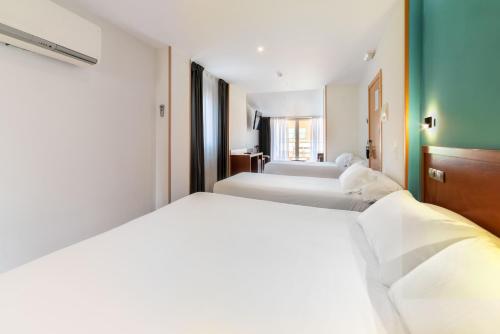 Ein Bett oder Betten in einem Zimmer der Unterkunft Hotel Playa Langosteira by Adeloló