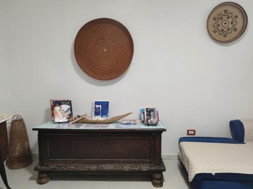 a room with a table with a mirror on the wall at Da Tziu Efisiu Mare e Relax nel Sinis in Baratili San Pietro