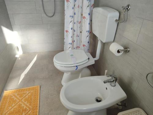 a small bathroom with a toilet and a sink at Da Tziu Efisiu Mare e Relax nel Sinis in Baratili San Pietro
