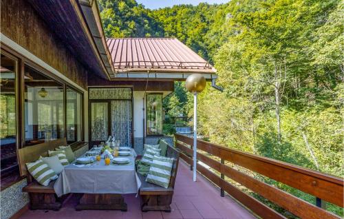 een patio met een tafel en stoelen op een veranda bij Nice Home In Cabar With Wifi in Čabar