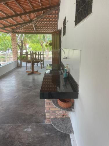 a patio with a sink and a table at Pindoretama sitio in Pindoretama