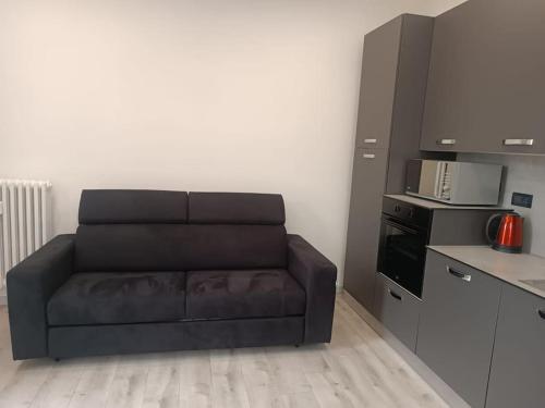 a living room with a couch in a kitchen at Due Rose in Recco