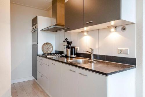 Kuchyň nebo kuchyňský kout v ubytování Appartement De Kokkel Free Parking