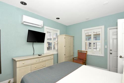 Televisyen dan/atau pusat hiburan di Shoreline Suites & Cabana Cottages – Beachfront