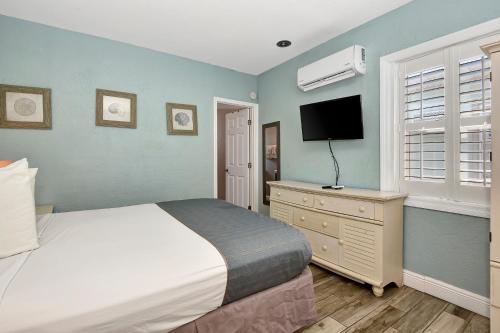 Televisyen dan/atau pusat hiburan di Shoreline Suites & Cabana Cottages – Beachfront