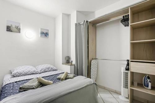 une chambre avec un lit avec des oreillers dessus dans l'établissement Appartement T2 à Fréjus, à Fréjus