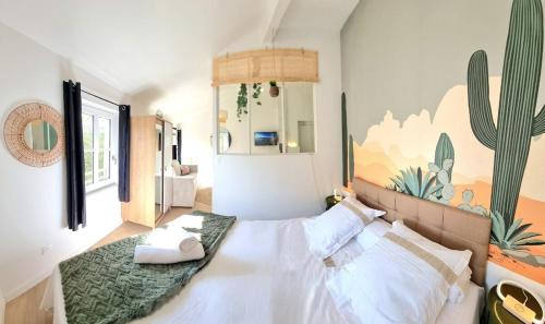 - une chambre avec un lit orné d'une fresque murale représentant un cactus dans l'établissement Arizona Dream - T1 Bis Climatisé 4p WiFi, à Toulouse