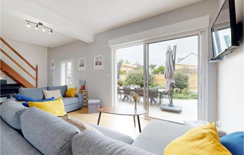 un soggiorno con un divano e un tavolo di Lovely Home In Saint-Germain-Sur-Ay a Bretteville-sur-Ay
