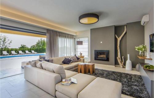 un salon avec un canapé et une cheminée dans l'établissement Villa Verde, à Sveti Lovreč Pazenatički