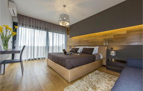 une chambre avec un lit et un bureau avec un ordinateur portable dans l'établissement Villa Verde, à Sveti Lovreč Pazenatički