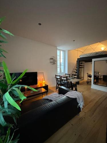 Studio industriel, mezzanine, rénové, central 201