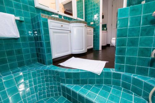 サンミゲル・デ・アジェンデにあるStunning views and poolの青いタイル張りのバスルーム(洗面台、トイレ付)