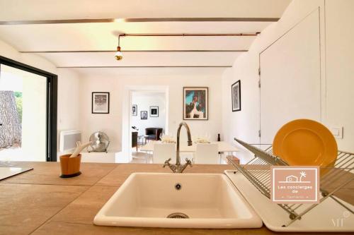 - une cuisine avec un évier au milieu d'une pièce dans l'établissement Villa L'olivier, à La Seyne-sur-Mer