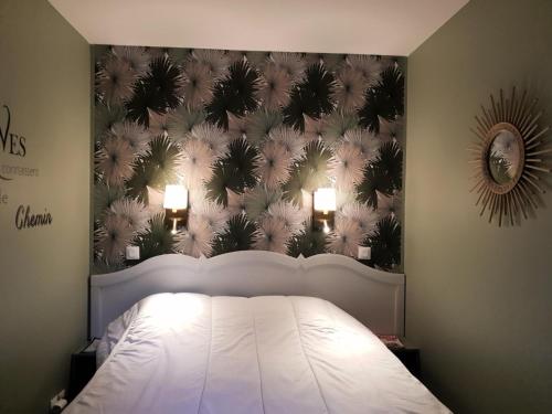 sypialnia z łóżkiem i ścianą z palmami w obiekcie Village Pont Royal en Provence - maeva Home - Appartement cosy et climatisé 2 pièces 5 personnes avec jardin - Prestige - super Home MAE-2864 w mieście Mallemort