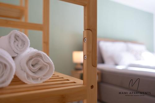 a pair of towels on a wooden rack in a room at MaMi Apartments - TerraVista in Pliezhausen