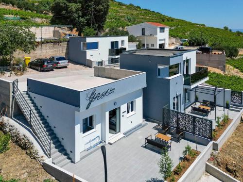 Το κτήριο όπου στεγάζεται  το διαμέρισμα