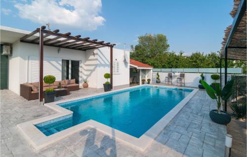 Two-Bedroom Holiday Home In Neoric