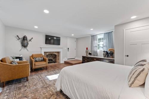 een slaapkamer met een wit bed en een open haard bij Historic Farmhouse Mansion with 8 working fireplaces in Bowling Green