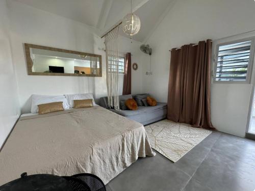 una camera da letto con un letto grande e un divano di 4BlessingsCuracao1 a Willemstad