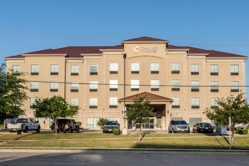 a large building with cars parked in front of it at Comfort Inn & Suites Fort Worth - Fossil Creek in Fort Worth
