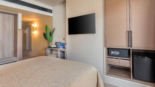 Μια τηλεόραση ή/και κέντρο ψυχαγωγίας στο Hotel Aubamar Bali