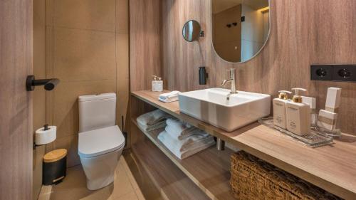 Ένα μπάνιο στο Hotel Aubamar Bali
