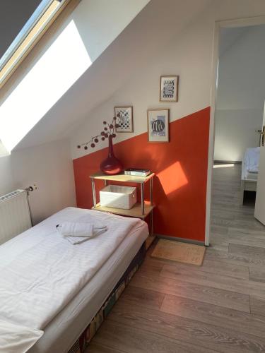 a bedroom with a bed and a red wall at Pension Lizzi in Vienna